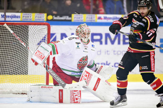 Luleås Jacob Micflikier försöker styra in pucken bakom