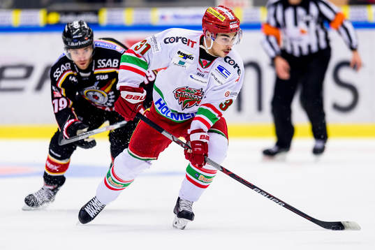 Modos Gustav Possler med pucken