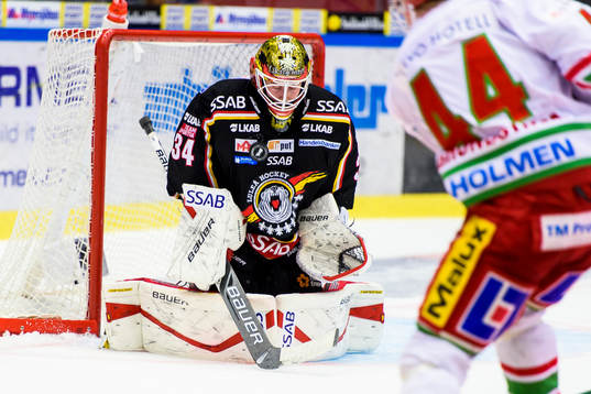 Luleås målvakt Joel Lassinantti räddar ett skott