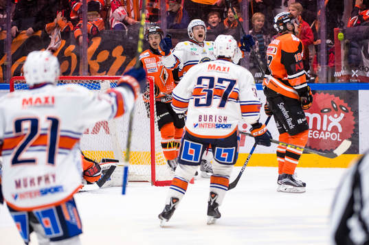 Växjös Erik Josefsson jublar då han gjort assist till