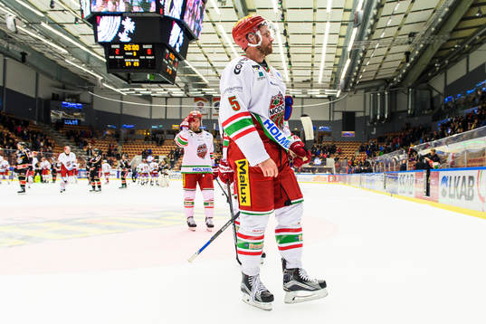 Modos Noah Welch lämnar isen