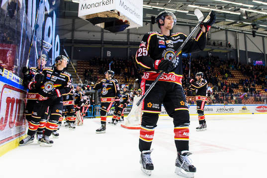 Luleås Anton Hedman och övriga Luleåspelare tackar