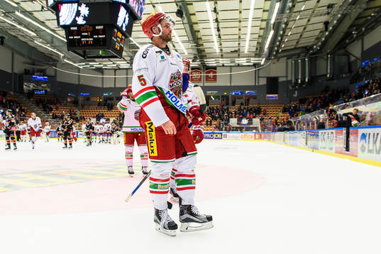 Modos Noah Welch lämnar isen