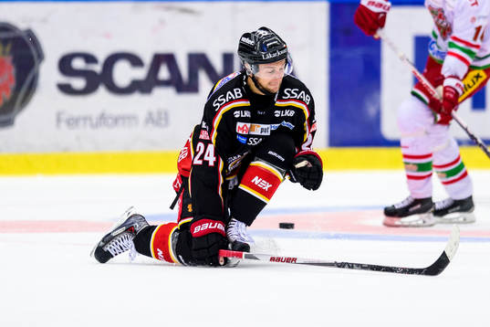 Luleås Johan Harju täcker ett skott