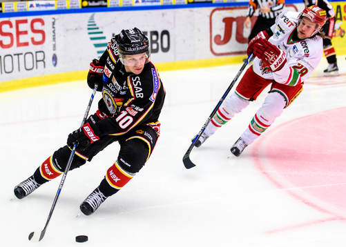 Luleås Toni Rajala med pucken