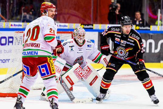 Modos Joel Kwiatkowski(v) målvakt Jonatan Bjurö och