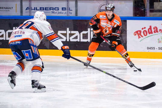 Karlskronas Joel Kellman med pucken