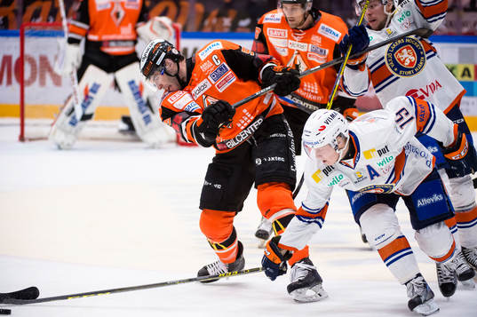 Växjös Tuomas Kiiskinen  försöker att nå pucken