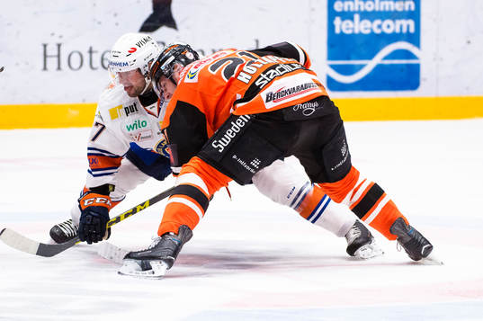 Växjös Adam Burish tekar mot Karlskronas Riley Holzapfel