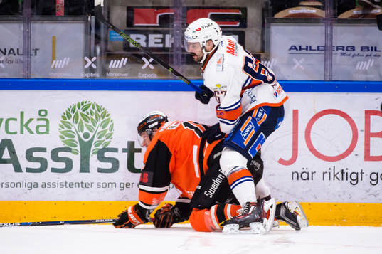 Växjös Linus Fröberg trycker ner en Karlskrona spelare