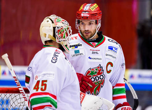 Modos Noah Welch pratar med målvakt Jonatan Bjurö