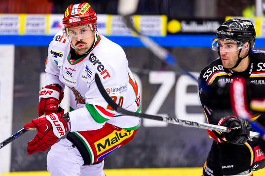 Modos Joel Kwiatkowski jagas av Luleås Jacob Lagacé