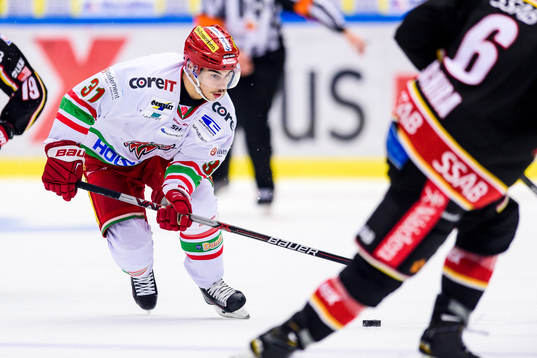 Modos Gustav Possler med pucken