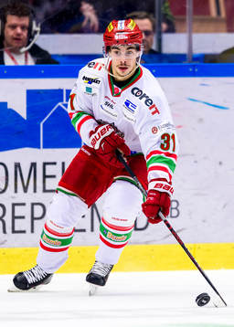 Modos Gustav Possler med pucken