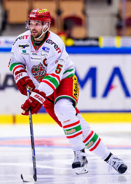 Modos Noah Welch med pucken