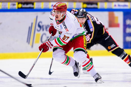 Modos Emil Djuse med pucken