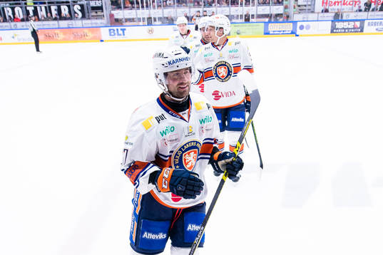 Växjös Adam Burish jublar