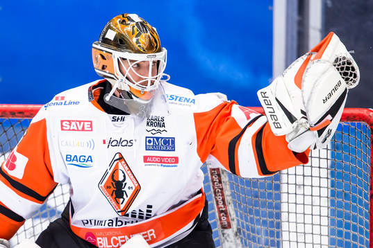 Karlskronas målvakt Linus Fernström värmer upp