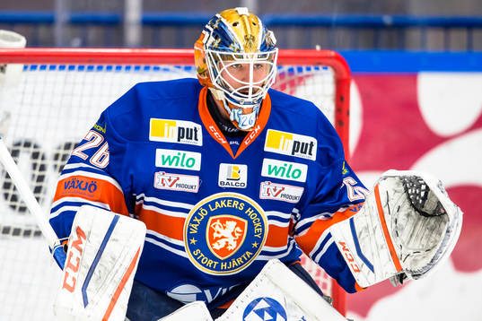 Växjös målvakt Stefan Steen värmer upp