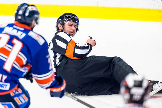 Domare Linus Öhlund grinar illa