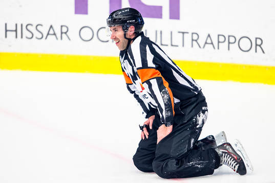 Domare Linus Öhlund grinar illa
