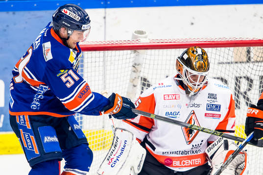 Växjös Joey Crabb försöker styra pucken framför