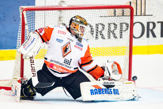 Karlskronas målvakt Linus Fernström räddar ett skott