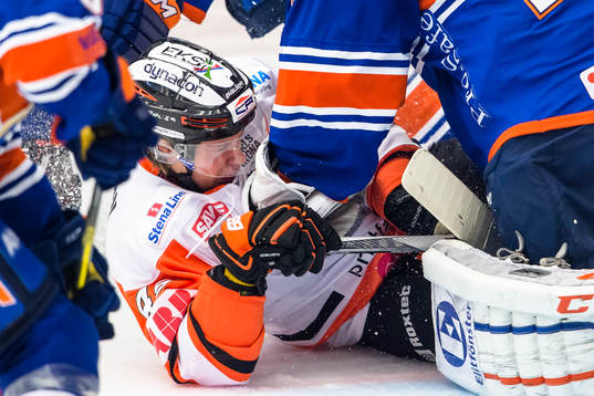 Karlskronas Filip Cruseman krockar med Växjös målvakt