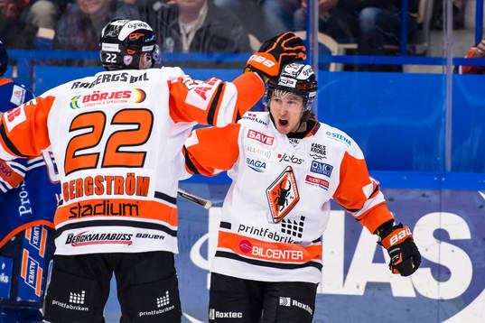 Karlskronas Filip Cruseman jublar