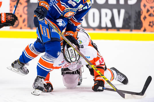 Växjös Liam Reddox trycker ner Karlskronas John Henrion