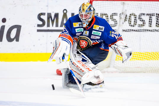 Växjös målvakt Stefan Steen kliver ut för att stöta