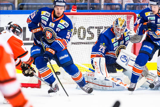 Växjös Eddie Larsson hjälper målvakt Stefan Steen