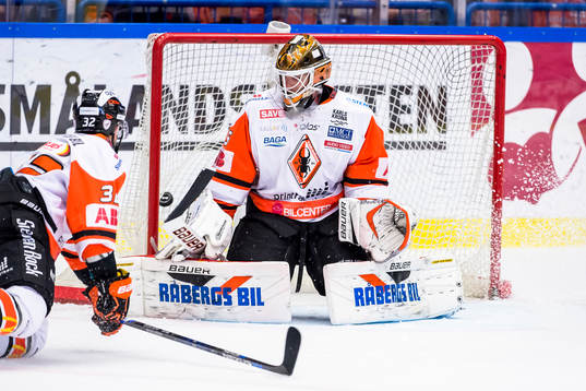 Växjös gör mål 2-2 bakom Karlskronas målvakt Linus