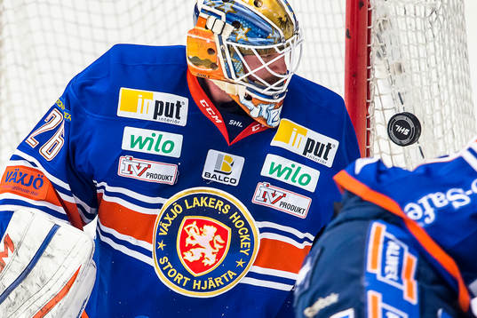 Växjös målvakt Stefan Steen fokuserar på pucken