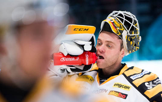 Skellefteås målvakt Markus Svensson dricker vatten