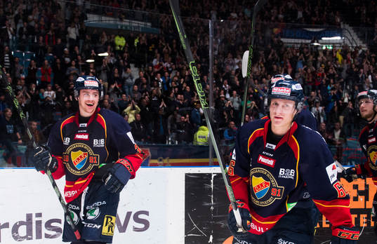 Djurgårdens Daniel Brodin och Marcus Sörensen jublar