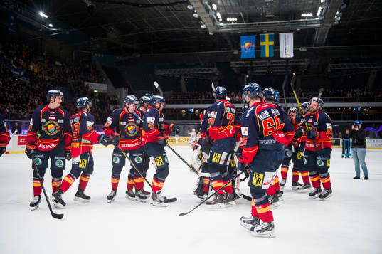 Djurgårdens spelare dansar runt på isen