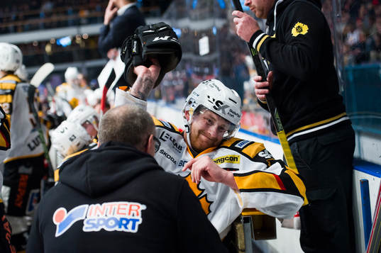Skellefteås Mattias Ritola kastar handsken ilsket