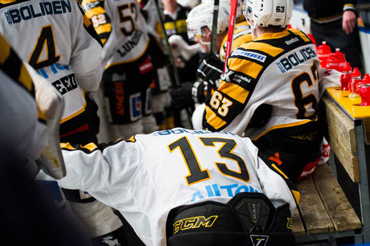 Skellefteås Mattias Ritola slänger sig på bänken