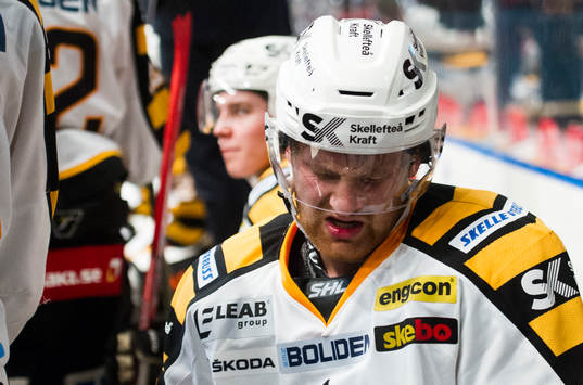 Skellefteås Mattias Ritola har ont på bänken
