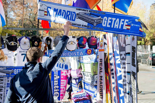 En person tittar på souvenirer i en shop utanför Santiago