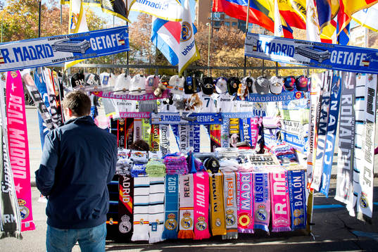 En person tittar på souvenirer i en shop utanför Santiago