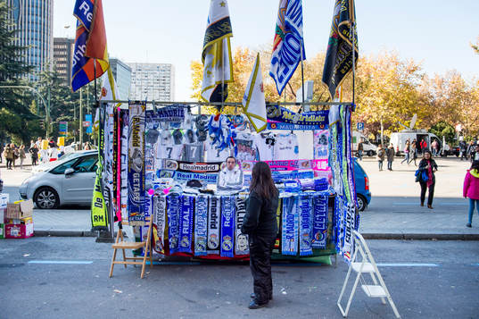 En souvenirförsäljare utanför Santiago Bernabeu