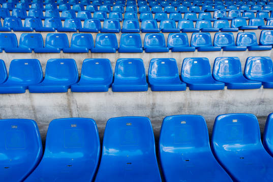 Tomma sittplatser med Real Madrids klubbmärke