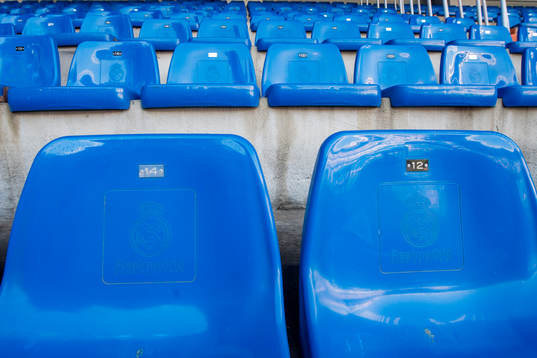 Tomma sittplatser med Real Madrids klubbmärke