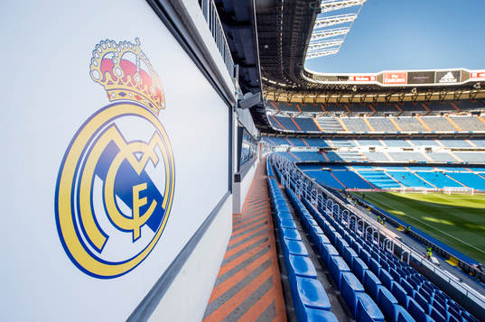 Real Madrids klubbmärke på Santiago Bernabeu
