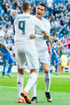 Real Madrids Cristiano Ronaldo kramar om Karim Benzema som