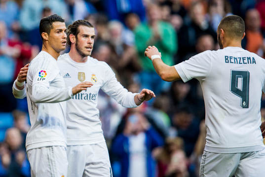 Real Madrids Cristiano Ronald och Karim Benzema firar