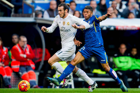 Real Madrids Gareth Bale jagas av Getafes Wanderson