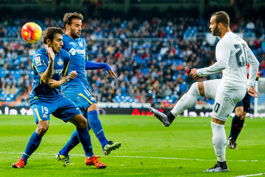 Real Madrids Jesé skjuter förbi Getafes Damián Suárez
